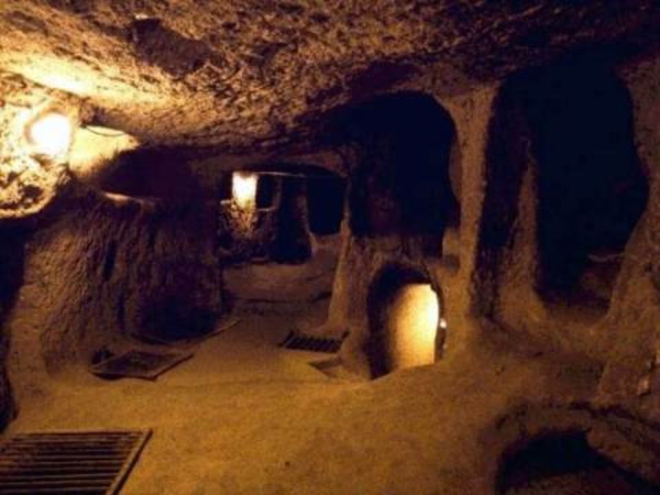 Η πόλη είχε χρησιμοποιηθεί ως καταφύγιο από χιλιάδες ανθρώπους που ζούσαν στις σπηλιές για να προστατευθούν από τις συχνές επιδρομές που δέχθηκε η Καπαδοκία, κατά τις διάφορες περιόδους απασχόλησης τους, καθώς επίσης και από τους πρώτους Χριστιανούς.