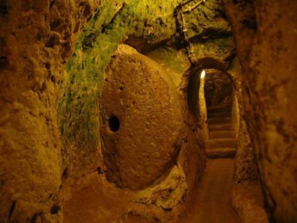 Το 1963, όταν ένας κάτοικος του Derinkuyu (Μαλακοπή της Καπαδοκίας), κατεδάφιζε ένα τοίχο του σπιτιού του -σπηλιά-, ανακάλυψε έκπληκτος ότι πίσω από τον τοίχο ήταν ένα μυστηριώδες δωμάτιο που δεν το είχε ποτέ δει.